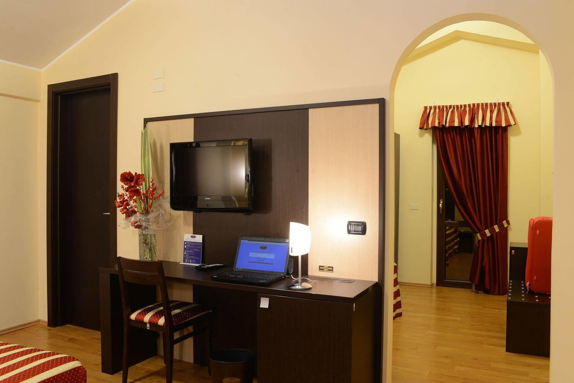 קייטי Hotel Iacone מראה חיצוני תמונה